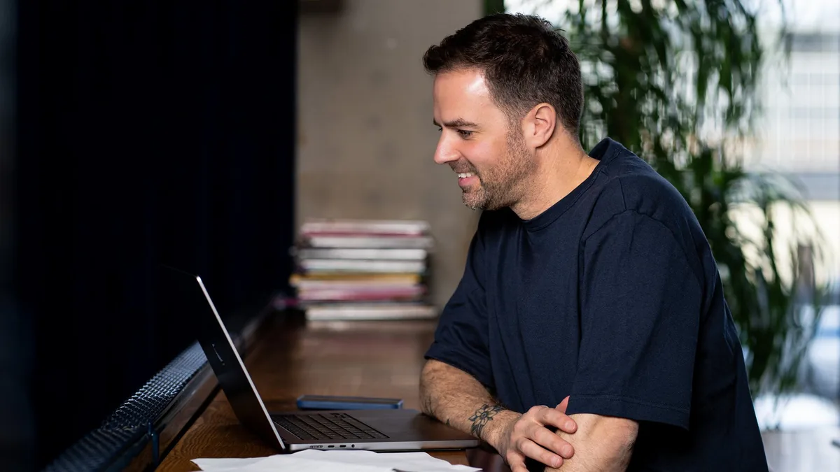 Interim e-commerce manager Arjan Hoeks aan het werk